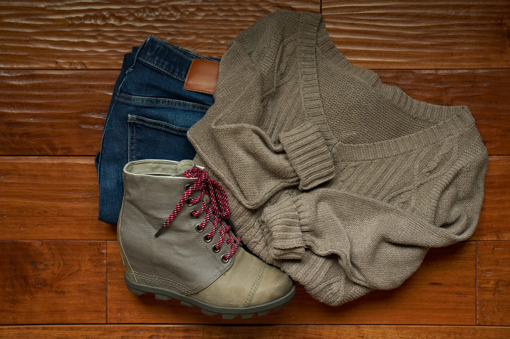This cable knit sweater and textured canvas and leather boots are the perfect neutral. The laces can be swapped out to match your accent color. what to wear for fall family photos in wisconsin cable knit sweater and boots